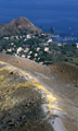 <center>
Au sommet, un sentier circule sur sa périphérie, permettant d'en faire le tour ; attention néanmoins en traversant la partie rocheuse !  Nombre de fumerolles dégagent des vapeurs d'anhydride sulfureux. volcan, vulcano,le cratère.eoliennes 